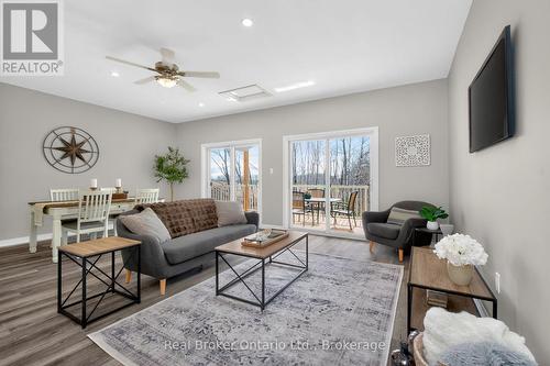 90 14 Concession E, Tiny, ON - Indoor Photo Showing Living Room