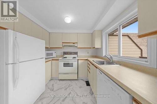 2 - 76 Esterlawn Private, Ottawa, ON - Indoor Photo Showing Kitchen