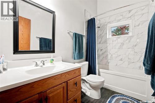 21 Meadow Road, White City, SK - Indoor Photo Showing Bathroom