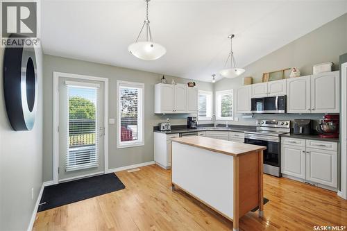 238 Beechmont Crescent, Saskatoon, SK - Indoor Photo Showing Kitchen With Double Sink