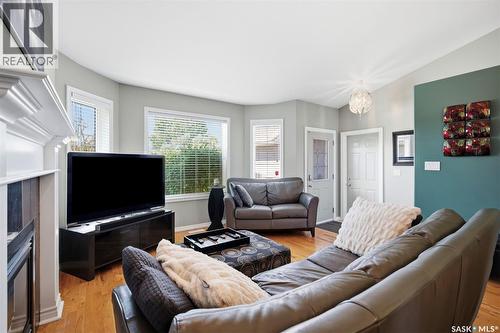 238 Beechmont Crescent, Saskatoon, SK - Indoor Photo Showing Living Room