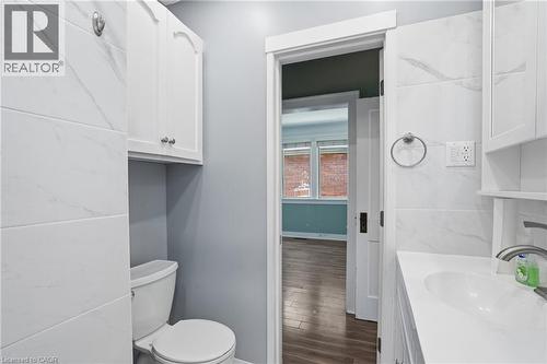 96 Paling Avenue, Hamilton, ON - Indoor Photo Showing Bathroom