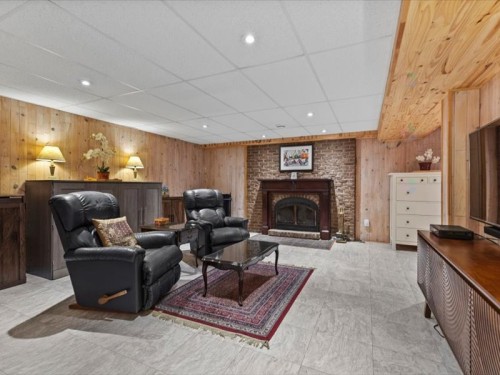 Salle familiale - 100 Ch. De La Seigneurie, Rigaud, QC - Indoor With Fireplace