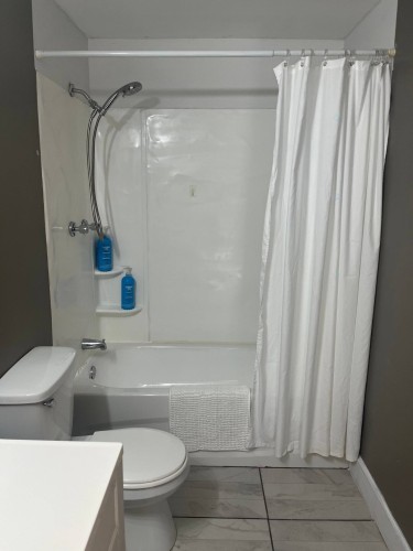 Bathroom - 8002 Rue Dora, Montréal (Lasalle), QC - Indoor Photo Showing Bathroom