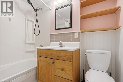 38 High Street, Waterloo, ON - Indoor Photo Showing Bathroom