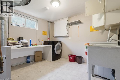 38 High Street, Waterloo, ON - Indoor Photo Showing Laundry Room