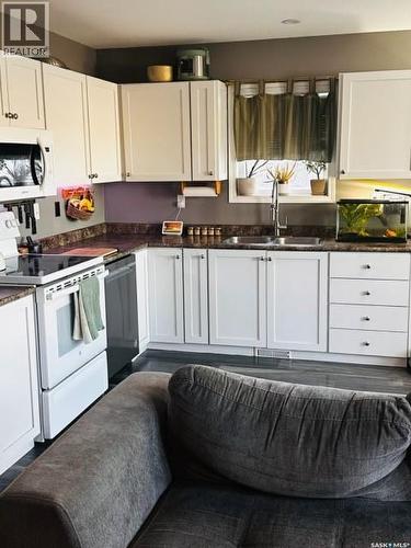 1804 Belfast Avenue, Saskatoon, SK - Indoor Photo Showing Kitchen With Double Sink