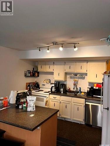 1804 Belfast Avenue, Saskatoon, SK - Indoor Photo Showing Kitchen With Double Sink