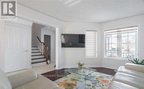 680 Langlaw Drive, Cambridge, ON - Indoor Photo Showing Living Room