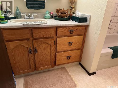 213 5Th Street, Weyburn, SK - Indoor Photo Showing Bathroom