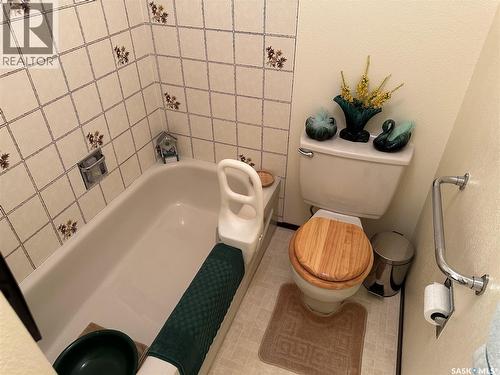213 5Th Street, Weyburn, SK - Indoor Photo Showing Bathroom