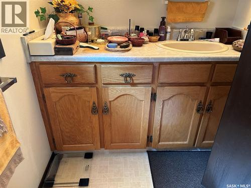 213 5Th Street, Weyburn, SK - Indoor Photo Showing Bathroom