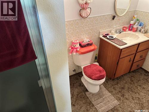 213 5Th Street, Weyburn, SK - Indoor Photo Showing Bathroom