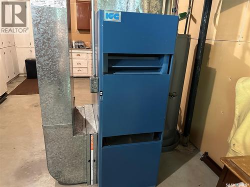 213 5Th Street, Weyburn, SK - Indoor