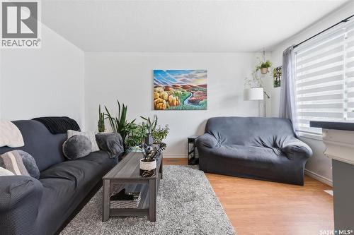 214 Michener Crescent, Saskatoon, SK - Indoor Photo Showing Living Room