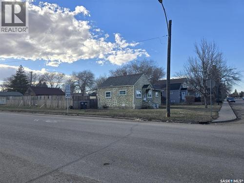 201 R Avenue N, Saskatoon, SK - Outdoor