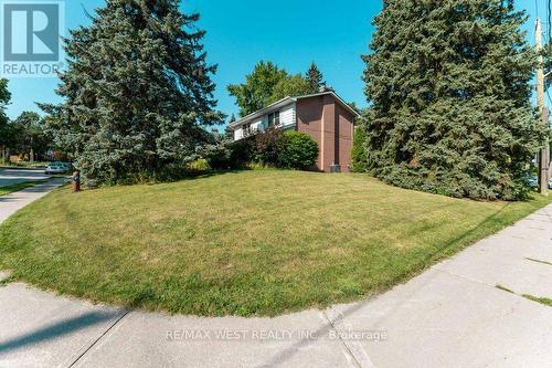 2 Robinter Drive, Toronto, ON - Outdoor