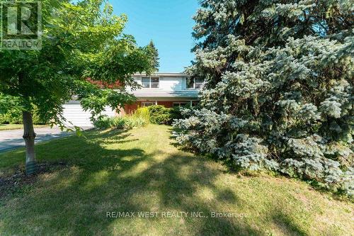 2 Robinter Drive, Toronto, ON - Outdoor
