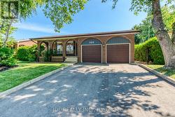 323 WARMINSTER DRIVE S Oakville, ON L6L 4N1