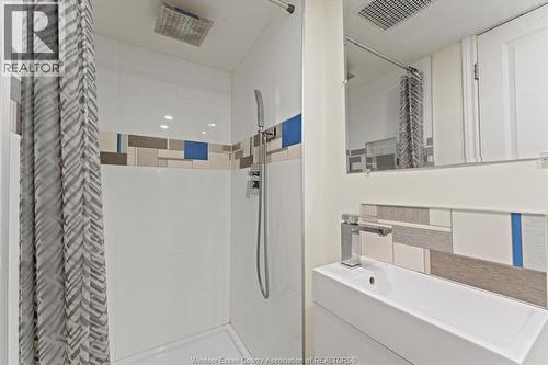 475 Mckay Avenue, Windsor, ON - Indoor Photo Showing Bathroom