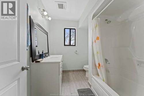 475 Mckay Avenue, Windsor, ON - Indoor Photo Showing Bathroom