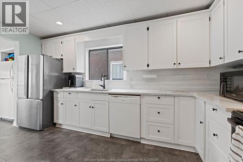 475 Mckay Avenue, Windsor, ON - Indoor Photo Showing Kitchen