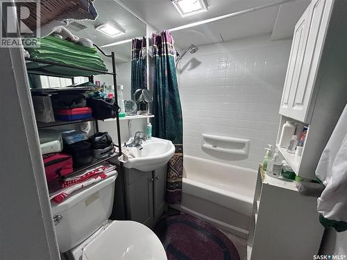606 Balmoral Street, Saskatoon, SK - Indoor Photo Showing Bathroom