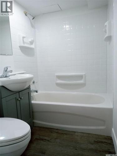 606 Balmoral Street, Saskatoon, SK - Indoor Photo Showing Bathroom