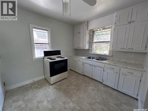 606 Balmoral Street, Saskatoon, SK - Indoor Photo Showing Kitchen With Double Sink