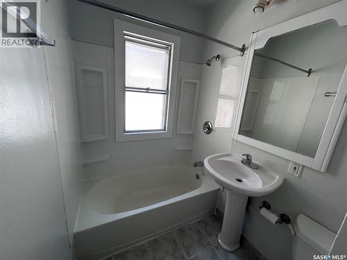 606 Balmoral Street, Saskatoon, SK - Indoor Photo Showing Bathroom
