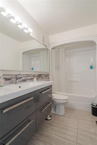 116 Harvest Drive, Steinbach, MB - Indoor Photo Showing Bathroom
