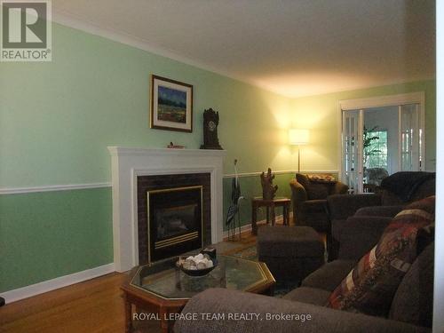 32 Gary Crescent, Arnprior, ON - Indoor Photo Showing Living Room With Fireplace