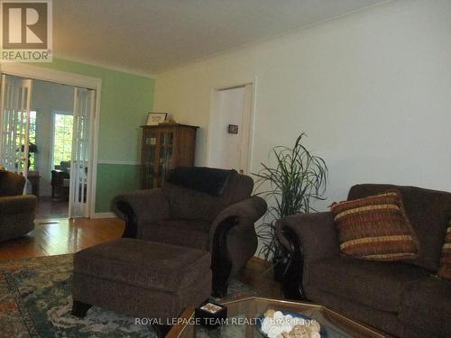 32 Gary Crescent, Arnprior, ON - Indoor Photo Showing Living Room