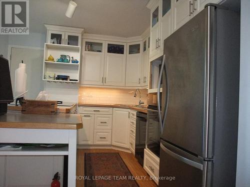 Even a power garbunator! - 32 Gary Crescent, Arnprior, ON - Indoor Photo Showing Kitchen