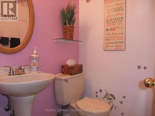 2-piece on main level. - 32 Gary Crescent, Arnprior, ON - Indoor Photo Showing Bathroom