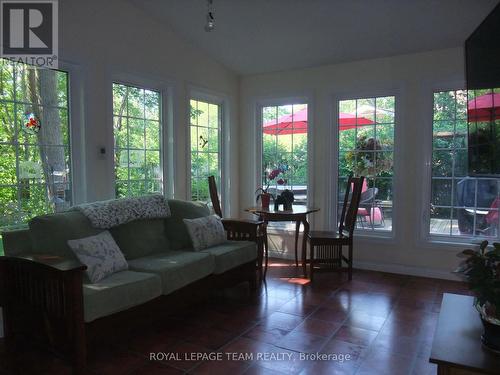 Year round sunroom with heated floor - 32 Gary Crescent, Arnprior, ON - Indoor Photo Showing Living Room