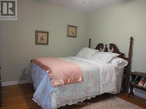 32 Gary Crescent, Arnprior, ON - Indoor Photo Showing Bedroom