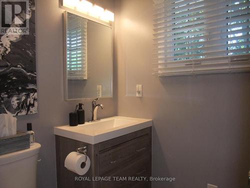 32 Gary Crescent, Arnprior, ON - Indoor Photo Showing Bathroom