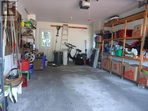 Oversized single car attached garage. - 32 Gary Crescent, Arnprior, ON - Indoor Photo Showing Garage