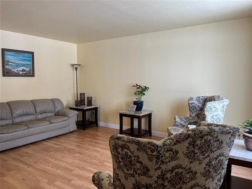 194 3Rd Avenue, Benito, MB - Indoor Photo Showing Living Room