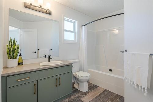 10 Vista Lane, Mitchell, MB - Indoor Photo Showing Bathroom