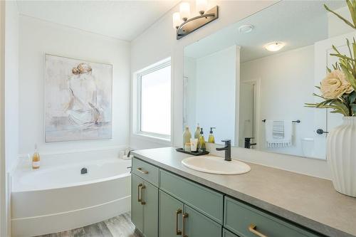 10 Vista Lane, Mitchell, MB - Indoor Photo Showing Bathroom