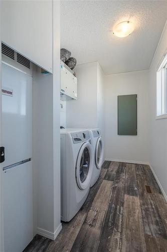 10 Vista Lane, Mitchell, MB - Indoor Photo Showing Laundry Room