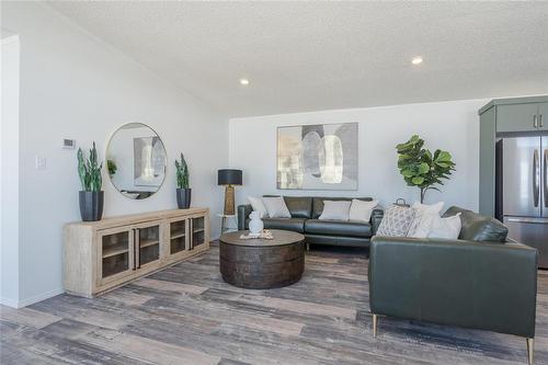 10 Vista Lane, Mitchell, MB - Indoor Photo Showing Living Room