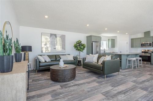 10 Vista Lane, Mitchell, MB - Indoor Photo Showing Living Room