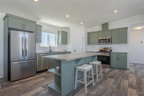 10 Vista Lane, Mitchell, MB - Indoor Photo Showing Kitchen With Upgraded Kitchen
