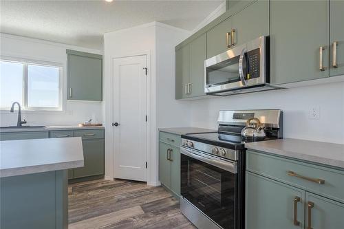 10 Vista Lane, Mitchell, MB - Indoor Photo Showing Kitchen With Upgraded Kitchen