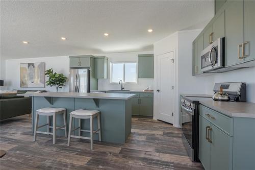 10 Vista Lane, Mitchell, MB - Indoor Photo Showing Kitchen With Upgraded Kitchen