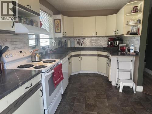 5 Cut Thumb Place, Mackenzie, BC - Indoor Photo Showing Kitchen