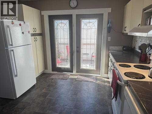5 Cut Thumb Place, Mackenzie, BC - Indoor Photo Showing Kitchen